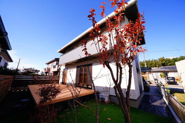 前橋市富士見町皆沢　中古住宅の外観|トヨタウッドユーホーム様施工のオール電化住宅！2017年築！太陽光パネル、床暖房、食洗器、ウッドデッキと設備が充実！