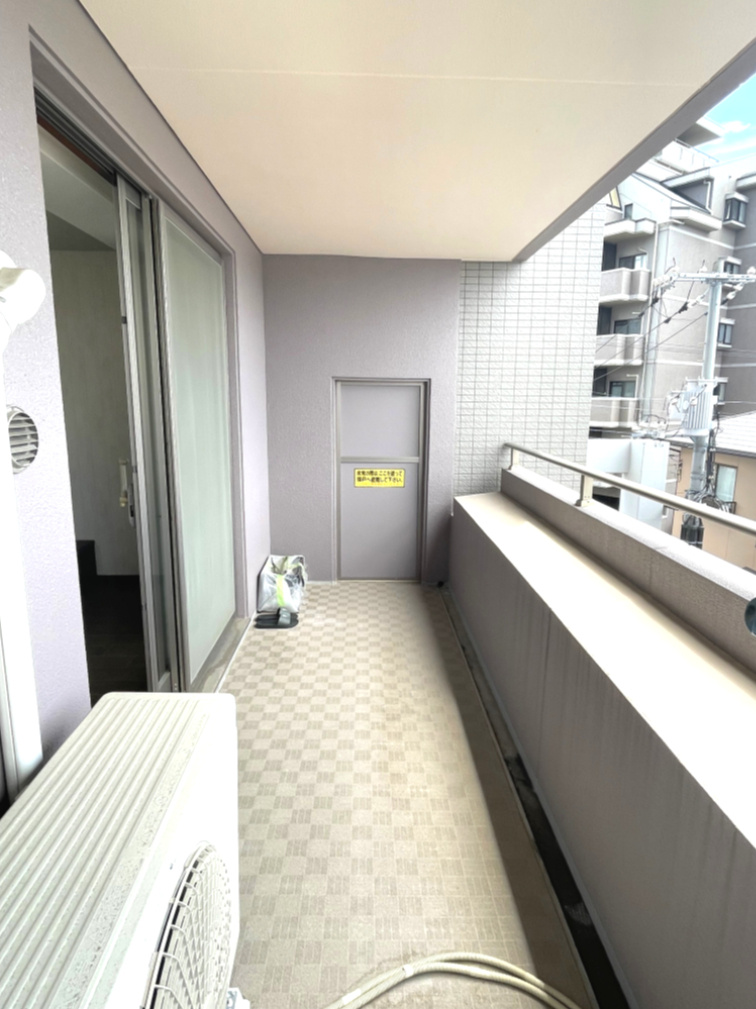 ルミナス五日市プレジールのバルコニー|南向きで洗濯物もしっかり乾きそうです。窓掃除や植物のお手入れなどに便利なスロップシンクがあります。