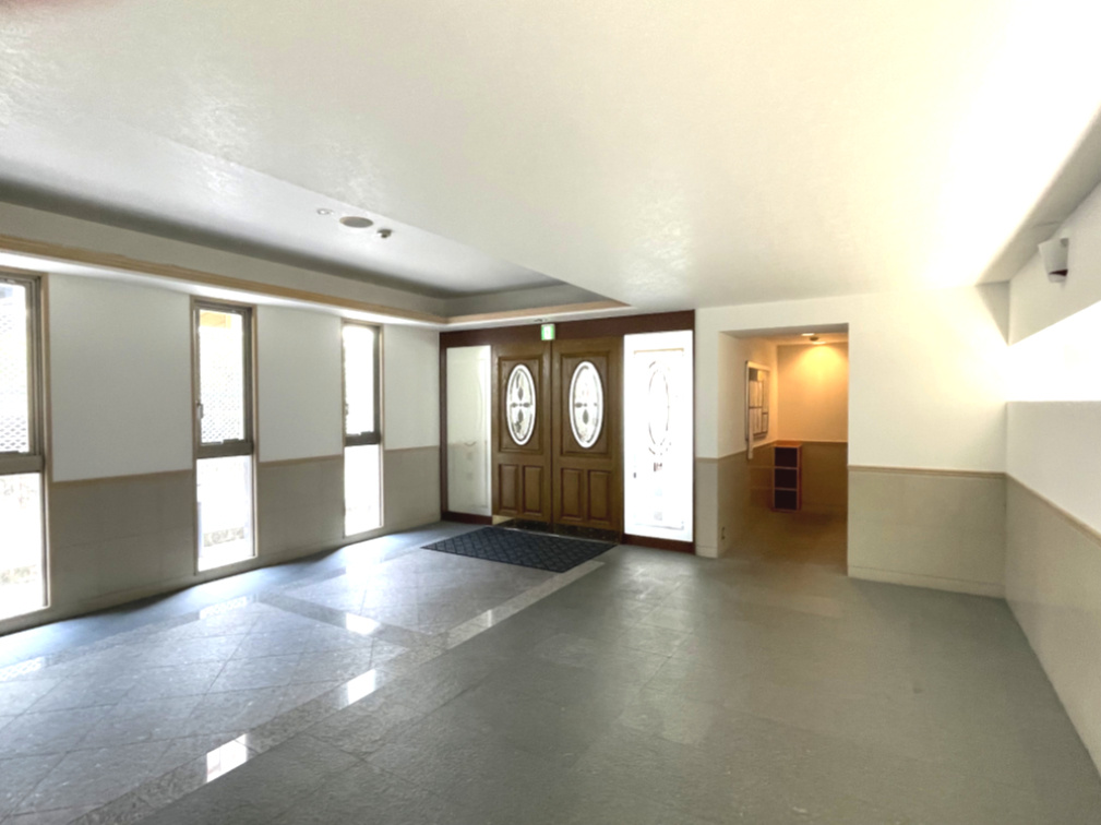 ルミナス五日市プレジールのその他共用部分|エントランスホールとロビーからアプローチの植栽が眺められます。清掃など管理が行き届いたマンションです