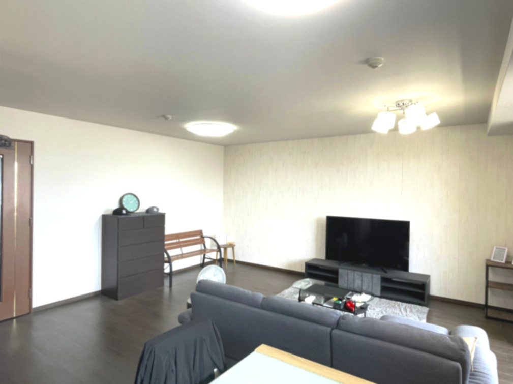 ルミナス五日市プレジールの居間・リビング|室内は大変きれいにご使用されています。家具のサイズやレイアウトに自由度がある開放的な広さです。