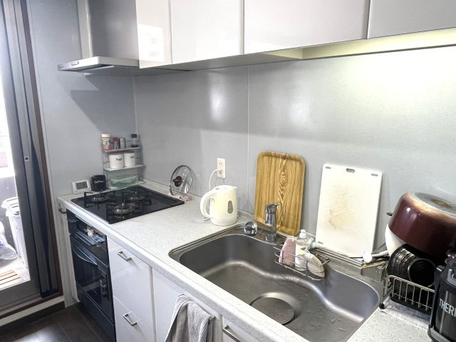 ルミナス五日市プレジールのキッチン|キッチンは収納・バックカウンター付きで機能的。換気にうれしい出窓やバルコニーへの勝手口があり便利です