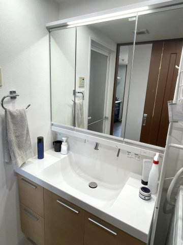 ルミナス五日市プレジールの独立洗面台|カウンターにケア用品が置けるスペースがあり身支度がしやすそうな洗面台（2022年9月新品交換）です。