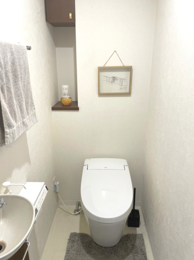 ルミナス五日市プレジールのトイレ|芳香剤やペーパーが置ける棚付き、洗面ボウルが別にあるトイレです。2022年9月に新品交換しています。