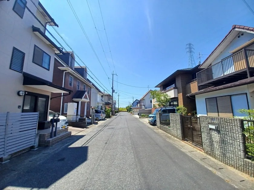 野洲市三上　中古戸建の前面道路含む現地写真