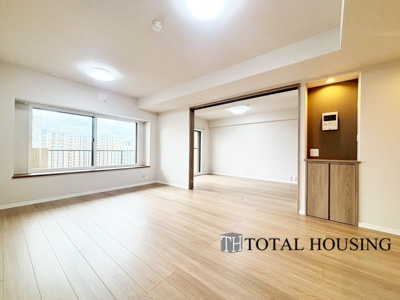 【居間・リビング】 | ダイアパレス豊平 | 明るい配色の優しい雰囲気のLDKは団らんの空間にピッタリです！隣りの洋室のドアを開放すればさらに広々とした空間に♪明るく開放的な『家族にやさしいリビング』となっています♪