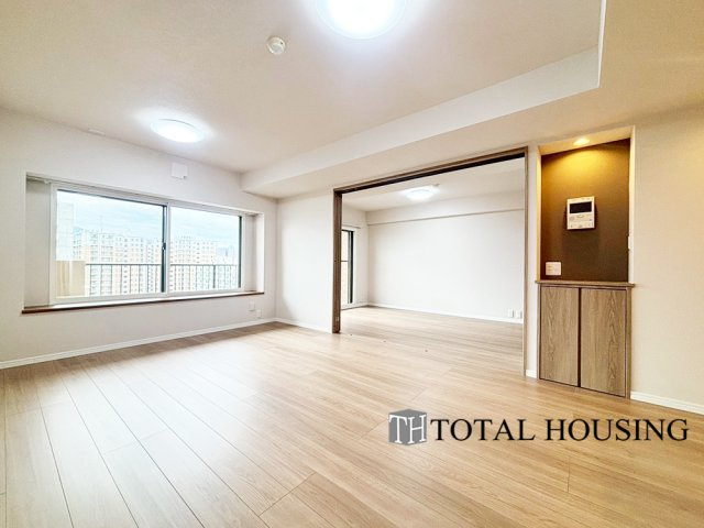 【居間・リビング】 | ダイアパレス豊平 | 明るい配色の優しい雰囲気のLDKは団らんの空間にピッタリです！隣りの洋室のドアを開放すればさらに広々とした空間に♪明るく開放的な『家族にやさしいリビング』となっています♪