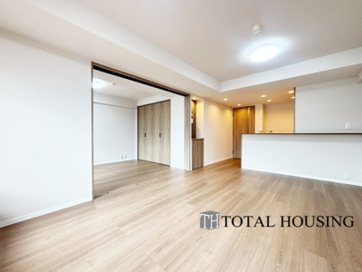 【居間・リビング】 | ダイアパレス豊平 | 広くゆったりと家族揃って寛げるLDKは約14.5帖。毎日の始まりと終わりをここで迎える大切な空間はいつでも心地良い空気感。落ち着いた雰囲気で過ごしたり家族でわいわい盛り上がる日も。