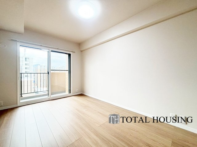 【洋室】 | ダイアパレス豊平 | 洋室　約6.3帖
開放的なバルコニー直結のお部屋です。大きな窓はお日様の光をたっぷり取り込み、明るく癒されるプライベートルームになりそうです。のんびり読書なども良いですね♪