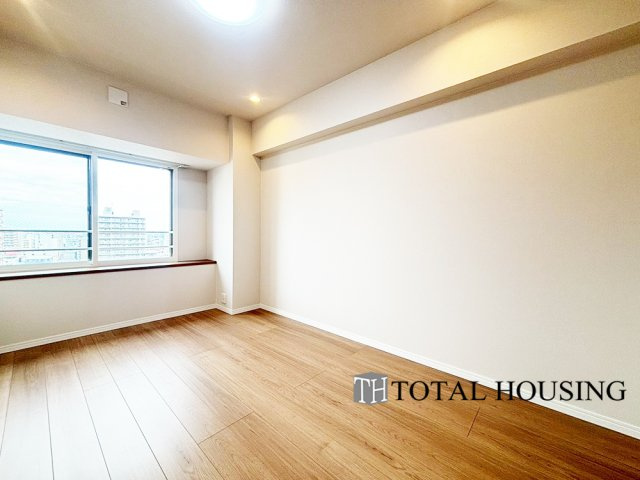 【洋室】 | ダイアパレス豊平 | 洋室　約6.7帖
お陽さまの光とさわやかな風をたっぷりとりこめます。室内はいつも明るい印象なので気持ちの良い朝を迎えられます。毎日の生活も明るくなりそうです。間取りも使いやすく大きなベッドも置けます♪