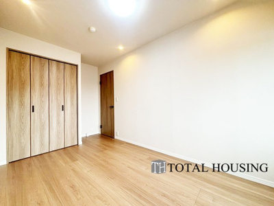 【洋室】 | ダイアパレス豊平 | 洋室　約6.7帖
広々とした居住空間は日々の暮らしを彩り、心のやすらぎと満足感を与えてくれます。通風と採光を考慮した設計は子供たちはのびのび育ち、家族でくつろぎと団らんを生み出します。