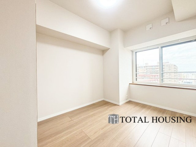 【洋室】 | ダイアパレス豊平 | 洋室　約5.1帖
家族構成やライフスタイルに合わせて、多目的にお使いいただけます。優しい色合いの木目調のフローリングが空間にアクセントをもたらしお洒落な室内です。