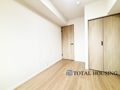 【洋室】 | ダイアパレス豊平 | 洋室　約5.1帖
充分な広さと収納機能を備えた部屋はお子様の自発性と成長を促します。お子様の成長を支える、勉強や好きなことに没頭する学びの空間にどうぞ。