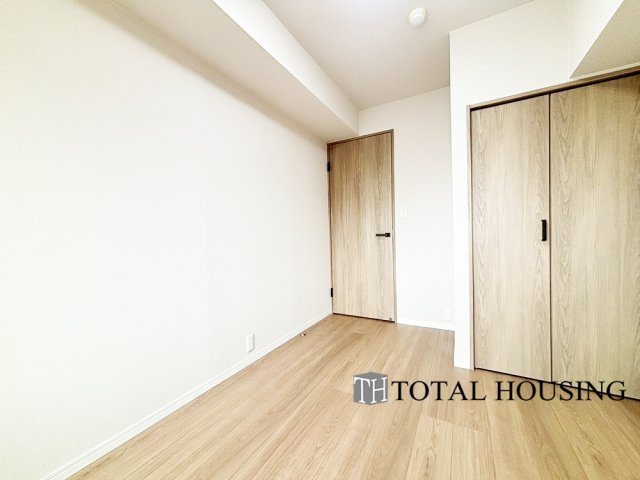 【洋室】 | ダイアパレス豊平 | 洋室　約5.1帖
充分な広さと収納機能を備えた部屋はお子様の自発性と成長を促します。お子様の成長を支える、勉強や好きなことに没頭する学びの空間にどうぞ。