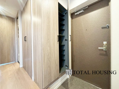 【玄関】 | ダイアパレス豊平 | シンプルなデザインですっきりとした玄関。大容量のシューズボックスで家族の靴の収納に困りません♪