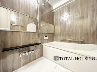 【浴室】 | ダイアパレス豊平 | 限られた空間を広く見せるワイドミラーを採用したバスルーム。毎日の疲れを癒やすバスタイムを。浴室換気乾燥暖房機付きで浴室内干しも可能！