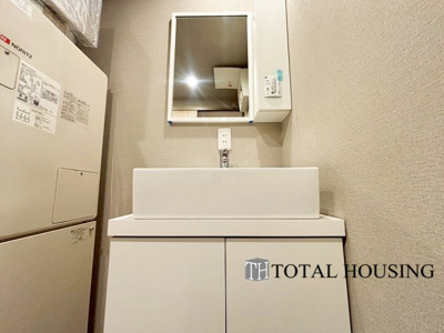 【独立洗面台】 | ダイアパレス豊平 | スタンダードなデザインの洗面ボウルは清潔感あるオフホワイトを採用。落ち着きとくつろぎを感じられる空間で気持ちよく身だしなみを整えられます。