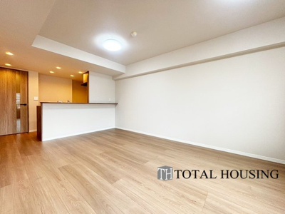 【居間・リビング】 | ダイアパレス豊平 | 室内にいても、たっぷりの陽光と爽やかな風を感じて頂ける、開放感あふれるリビングです。
ご家族と穏やかに過ごす、心地の良い時間が流れます。