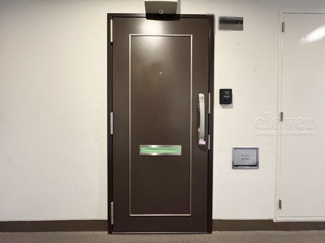 【その他共用部分】 | 皆様をお迎えする、お部屋の玄関ドア。開けやすさや開放角度、ドアノブの操作しやすさや鍵の形状などを、現地で一度ご確認ください。～即日のご見学可能～　お問合せはお気軽にどうぞ。
