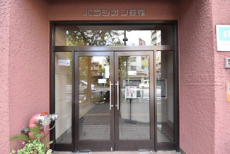 【エントランス】 | お客様を、そして住人を出迎えてくれるマンションのエントランス。ゴミが落ちていないことからも、管理状態の良さや住民の節度の高さが見て取れます。～即日のご見学可能～　お問合せはお気軽にどうぞ。