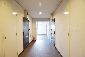 【その他共用部分】 | マンションの共用廊下です。きれいに清掃されています。周囲のお部屋の様子も、ぜひ伺ってみてください。～即日のご見学可能～　お問合せはお気軽にどうぞ。