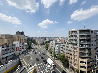 【展望】 | 眼前に広がる空の雄大さと、このお部屋の自慢の一つである「眺望」をご覧ください。毎日、この景色を独り占めできる新生活に夢が広がります。～即日のご見学可能～　お問合せはお気軽にどうぞ。
