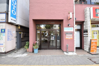 【エントランス】 | お客様を、そして住人を出迎えてくれるマンションのエントランス。ゴミが落ちていないことからも、管理状態の良さや住民の節度の高さが見て取れます。～即日のご見学可能～　お問合せはお気軽にどうぞ。
