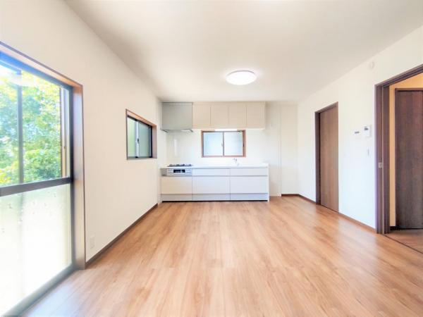 【居間・リビング】 | 仲介手数料無料！藤山小学校に通えるリフォーム済み中古住宅　宇部市上条５丁目 | ゆったりとしたリビングは家族の団らんがはずみますね♪