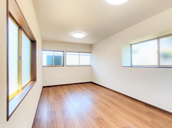 【洋室】 | 仲介手数料無料！藤山小学校に通えるリフォーム済み中古住宅　宇部市上条５丁目 | ２面採光の明るいお部屋で健やかな毎日