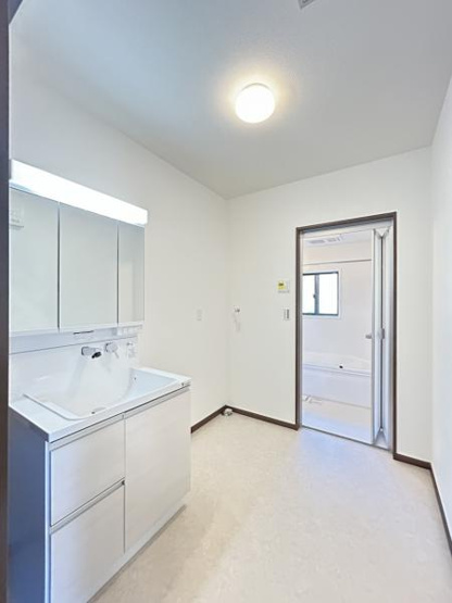 【洗面所】 | 仲介手数料無料！藤山小学校に通えるリフォーム済み中古住宅　宇部市上条５丁目 | スペースが確保できる洗面所です