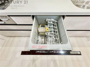 手洗いに比べて時間や労力を節約できることです。また、高温のお湯で洗浄されるため、雑菌や細菌を殺菌する効果もあります。さらに、乾燥機能があるため、手で拭く手間も省け衛生的に保管できます。
