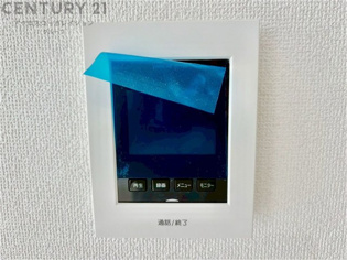 訪問者が来たときにテレビ画面で確認できるため、安心してドアを開けられます。録画機能があるものもあり、留守中に来訪者を記録しておくことができます。利便性が高く、セキュリティ面でも安心です
