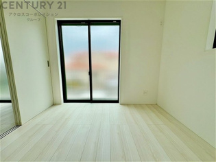 明るい色合いのフローリングとクロスを使用した洋室は家具やインテリアとも調和しやすく空間が広く感じられ開放感を生み出します。自然光を効果的に反射し、室内を明るく保つため、日中の照明使用を抑えられます。
