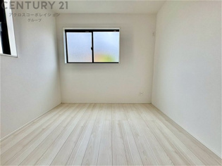 創造性や成長を促す遊びの空間を提供。学習や趣味に集中できる環境を整えます。個別のプライベートスペースは自己表現と自立心を育み、心地よい睡眠環境を整えリラックスできる場所を提供。
