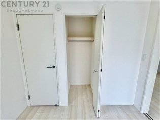 衣類やアクセサリー、小物類の収納が便利で整理整頓がしやすく、部屋の美観を保ちつつ、スペースを最大限に活用できます。衣服のしわやダメージを防ぎ、長持ちさせることができます。
