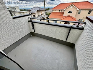 南向きバルコニーは日照が豊富で温暖な陽光を受けられ、植物の育成やリラックススペースとして活用可能です。洗濯物の乾燥が速く、快適な生活環境を提供。自然の光を取り込み、室内を明るくしてくれます。
