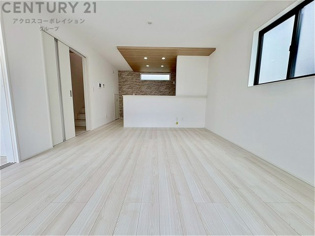 リビングダイニングは家族や友人とのコミュニケーションを楽しむ場所でくつろぎながら食事や会話を楽しめ、多目的に利用できリラックスできる空間です。家庭内の中心として機能し、快適な生活をサポートします。
