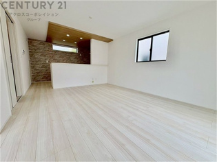 キッチン前のダイニングスペース　カウンターキッチンから料理の受け渡し等に便利です。ダイニングセットを置いても十分な広さを確保。
