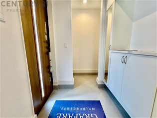 大きな玄関収納付きの玄関です　家族皆様の履物をしっかり収納できます　姿見付きでお出かけ前の身だしなみチェックに便利です
