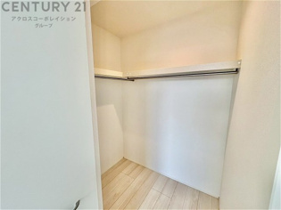 収納力が高く洋服や小物を整理しやすく、更衣室のように使え、部屋がすっきり保てます。収納の配置を自由に調整でき、換気性が良く防湿・防虫対策も可能。快適で機能的な生活空間を実現できます♪
