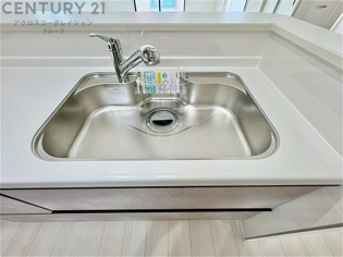 大きなシンクでお鍋などの大きな調理器具を洗う際にも便利です。
