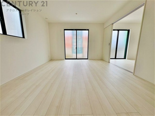 南向きのリビングは窓から明るい光がたっぷり入ります。ホワイト調のクロスや床材により一層開放感を感じられます。