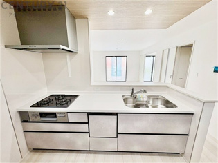 シンプルなデザインと使いやすさを兼ね備えた対面式システムキッチンは、効率的な作業スペースを提供し、家族やゲストとのコミュニケーションを促進します。
