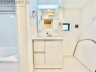 化粧品や洗顔料、歯ブラシなどの必需品をまとめて置ける収納スペースがあり、使用するたびに取り出す手間が省けます。また、水回りのため、濡れても大丈夫な素材が使用されており、お手入れが簡単です。
