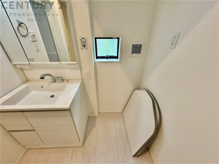 洗濯物の仕分け作業がしやすく、整理整頓が容易になります。洗濯音や湿気を他の部屋に持ち込まず、生活環境を快適に保ちます。上部を活用すれば収納スペースを確保でき洗剤や洗濯用品の整理もしやすくなります。
