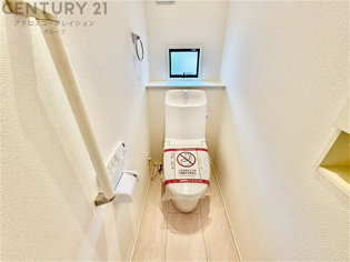 温水洗浄便座付トイレは温水洗浄機能により、暖かい水でおしりを洗浄することができ、冷たい水を使う従来の便座に比べ、温水洗浄機能で暖かいトイレを提供し、快適な使用を可能にします。
