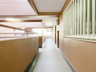 【その他共用部分】 | マンションの共用廊下です。きれいに清掃されています。周囲のお部屋の様子も、ぜひ伺ってみてください。～即日のご見学可能～　お問合せはお気軽にどうぞ。
