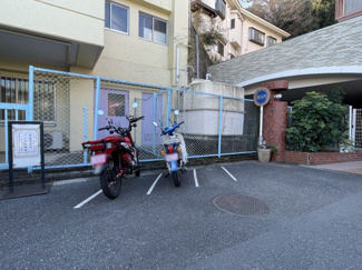 【駐車場】 | バイク置き場。空き区画の有無や駐輪料金、サイズおよび排気量規定などについては、改めてお問い合わせください。～即日のご見学可能～　お問合せはお気軽にどうぞ。

