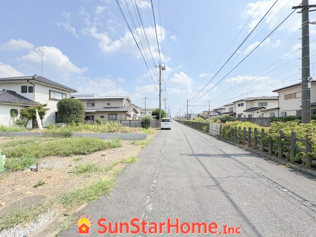 【サンスターホーム】羽村市神明台1丁目　建築条件なし売地の前面道路含む現地写真