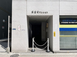 【エントランス】 | お客様を、そして住人を出迎えてくれるマンションのエントランス。ゴミが落ちていないことからも、管理状態の良さや住民の節度の高さが見て取れます。～即日のご見学可能～　お問合せはお気軽にどうぞ。
