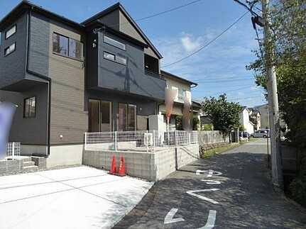 広島市安佐北区亀山１丁目　新築一戸建ての前面道路含む現地写真
